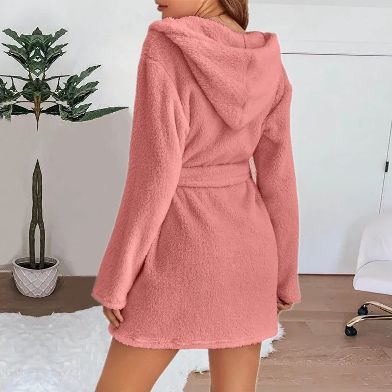 Peignoir polaire à capuche rose poudré vu de dos