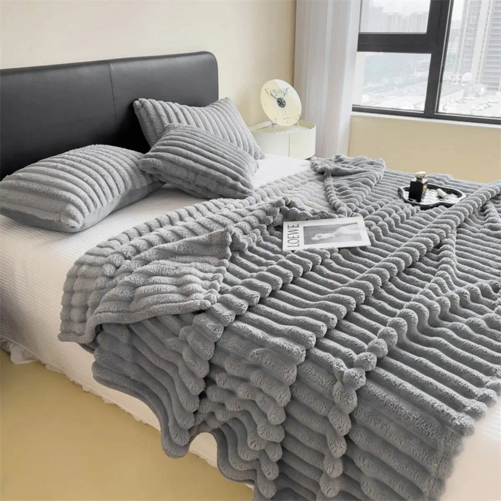 Plaid peluche sur lit