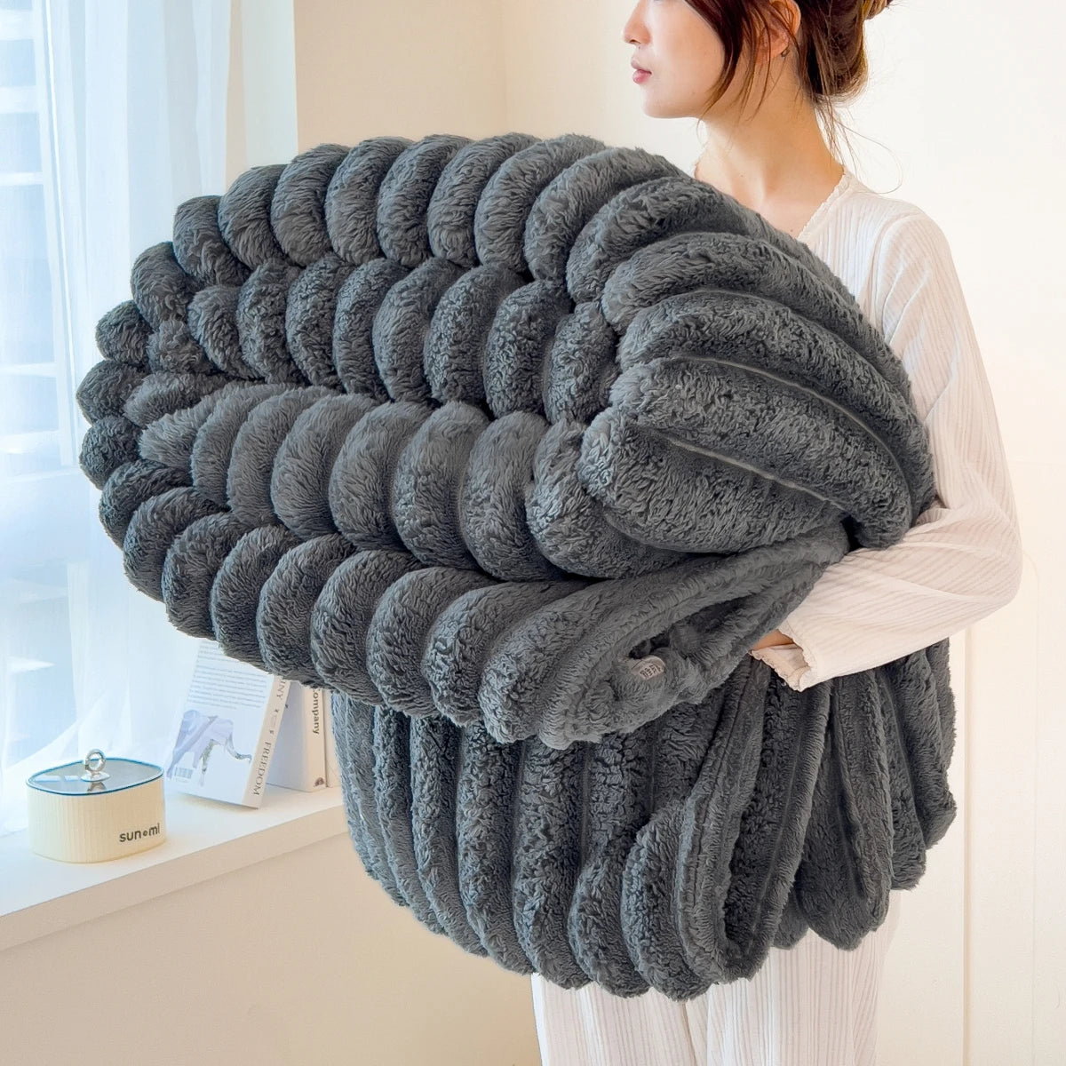 Plaid peluche sur canapé