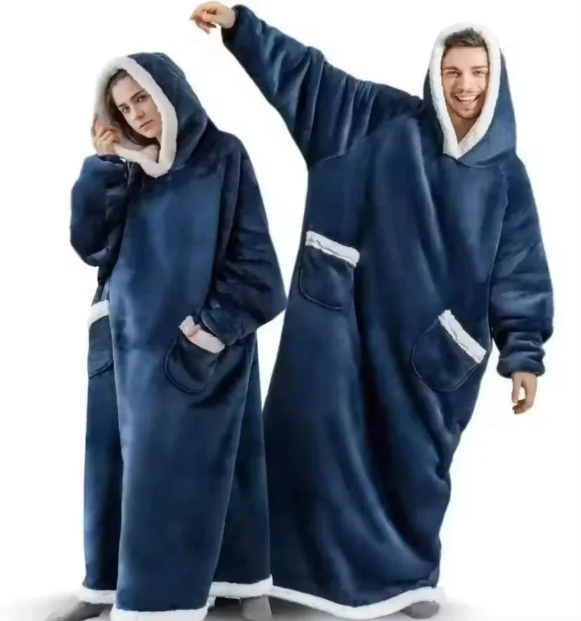 Couverture à capuche bleu marine portée en duo