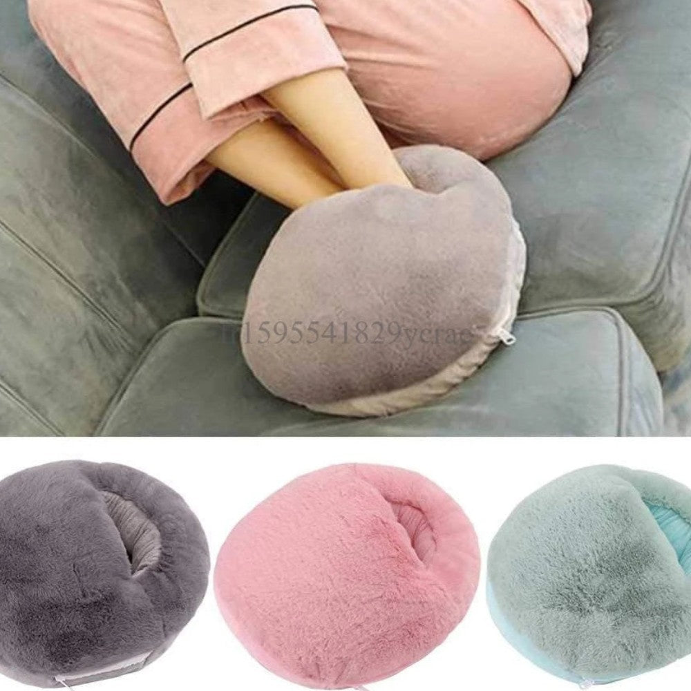 Chauffe-pieds peluche Cozya porté sur le canapé